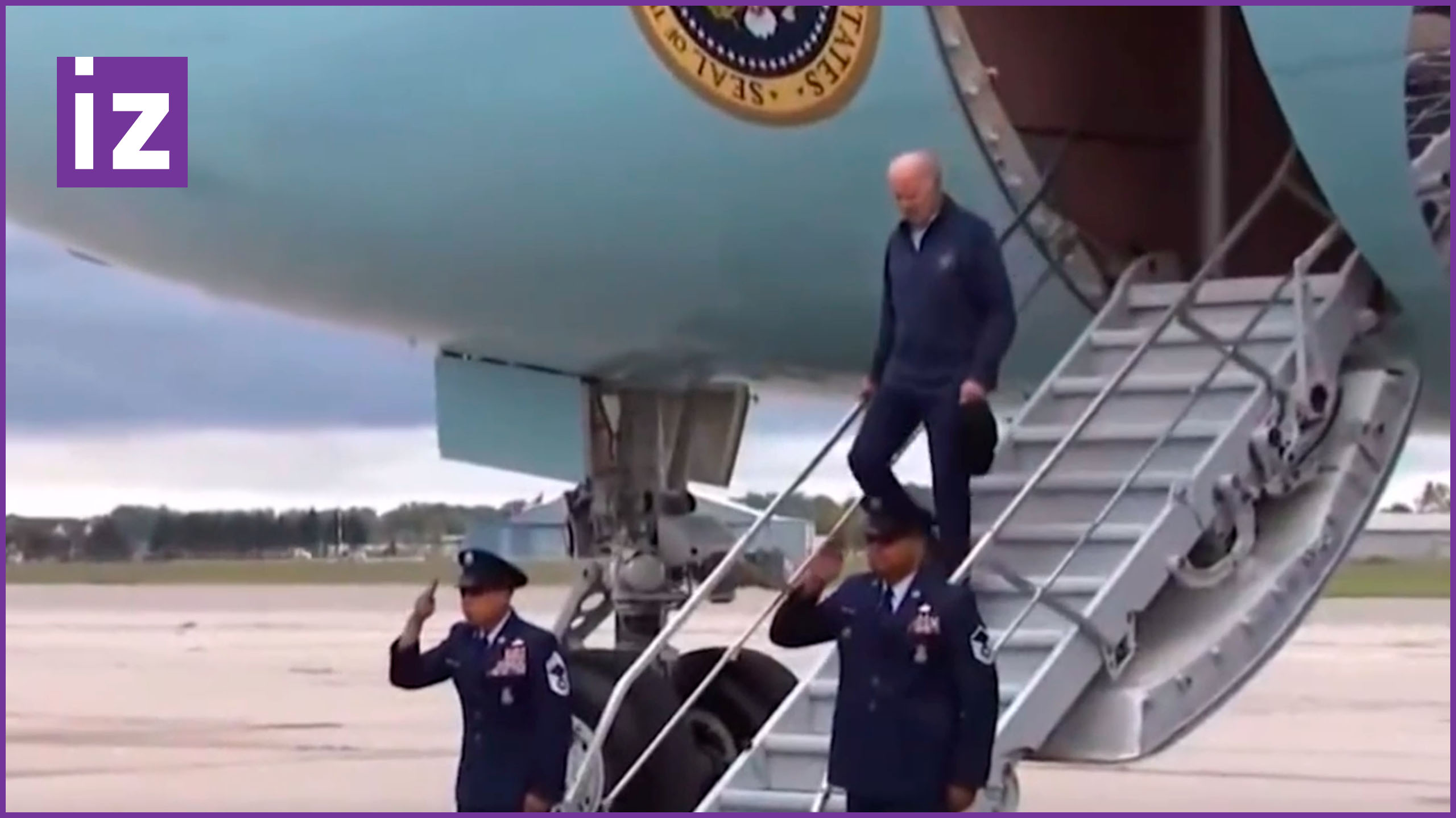 Байден чуть не упал с трапа, прилетев в Детройт / Известия