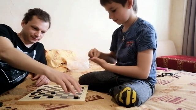 ВЕСЕЛО ИГРАЕМ В ШАШКИ!