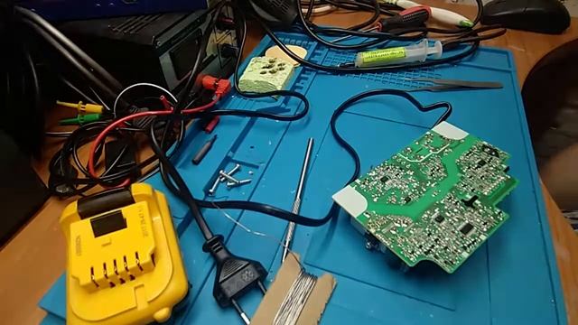 Простые ремонты. Зарядное устройство DeWALT DCB113 смотреть онлайн