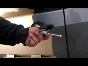 Вытаскиваем личинку замка двери , Citroën Berlingo 2008 г и позже.