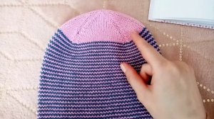 Простая шапочка бини для девочки спицами на весну. Краткое описание.