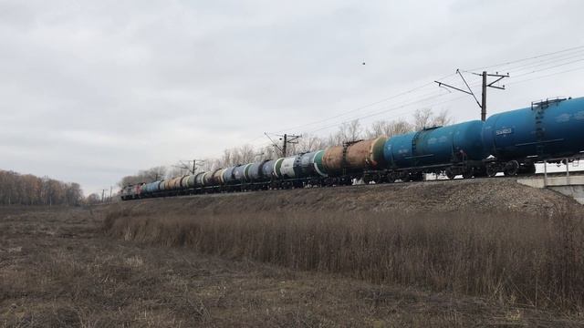 Подмигнул! Тепловоз 2ТЭ25КМ-0101 с грузовым поездом + привет смотреть онлайн