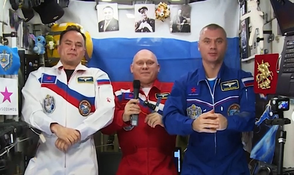 Космонавты с борта МКС поздравили россиян с праздником / События на ТВЦ