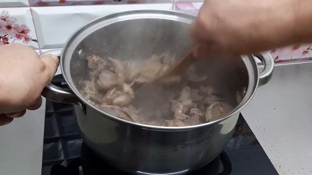 Потрошка (печень, сердечки, желудки) куриные тушёные с картофелем