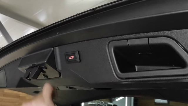 Установили электропривод задней двери на Peugeot 3008 2020 года. смотреть онлайн