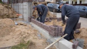 Монтаж забора BRICK на ленточный фундамент