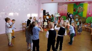 8 Марта в детском саду !Посмотри на улицу, нет еще листочков!