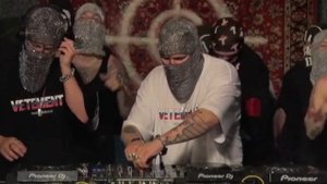 LOCKED CLUB - eins zwei Polizei