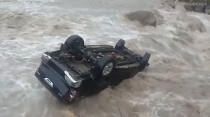 Чрезвычайно опасная переправа через реку Toyota Hilux Double Cab и Mitsubishi Triton