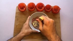 Томаты, запечённые с тунцом. Рецепт ВкусВилл.