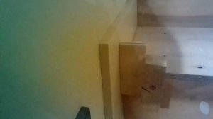 Фиксация цельного плинтуса при облицовке бетонной лестницы деревом