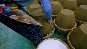 Процесс массового производства традиционной корейской керамики.