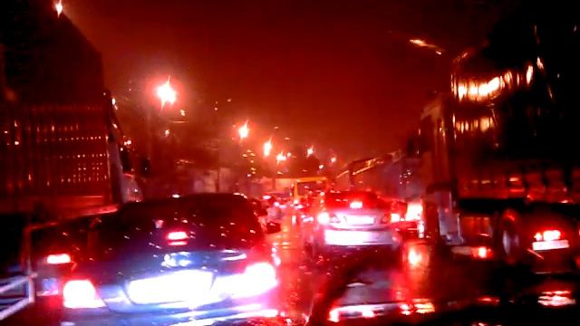 Через пробку на Пересыпи в окружении большегрузов смотреть онлайн