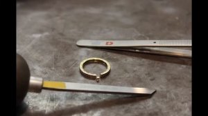 Уменьшение обручального кольца с бриллиантами методом вырезки
