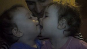 сестренки целуются у папы на руках) любовь, радость, смех, дети.