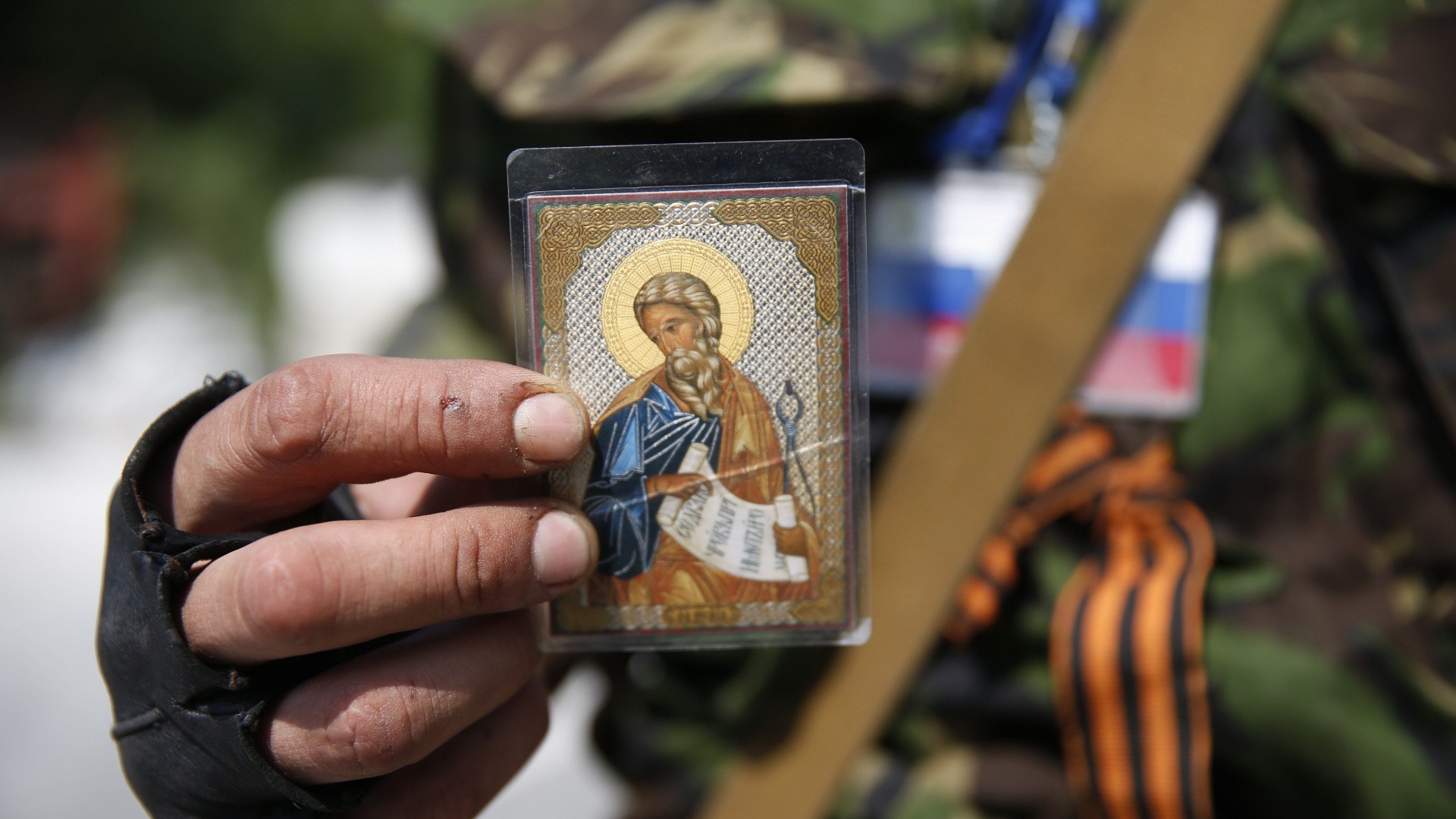 Фото солдата с крестиком в руке