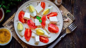 Салат с брынзой и кальмарами