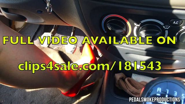 Girl in Diesel car pedal pumping смотреть онлайн