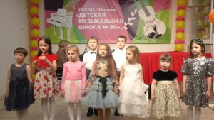 Хор подготовительной группы. А. Островский, слова З. Петровой "Есть часы во всех домах".