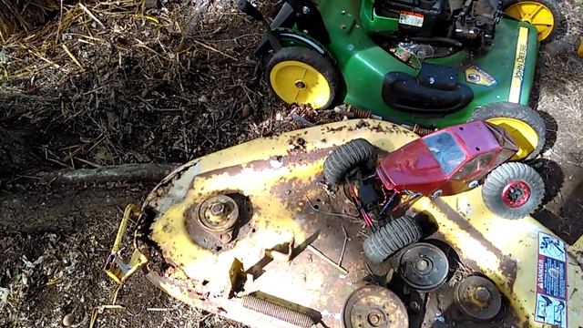 Crawling over a mower deck with the Venom crawler смотреть онлайн
