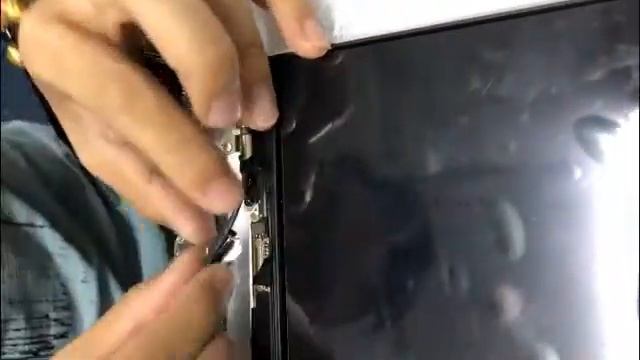 MacBook Pro Screen LCD Cable replacement смотреть онлайн