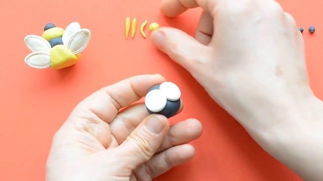 Лепка из пластилина. Как слепить пчелу быстро. Поделка из семечек и пластилина. Clay bee. смотреть онлайн