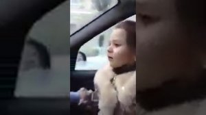 Девочка разговаривает с папой