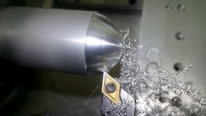 Станок токарно-фрезерный в работе