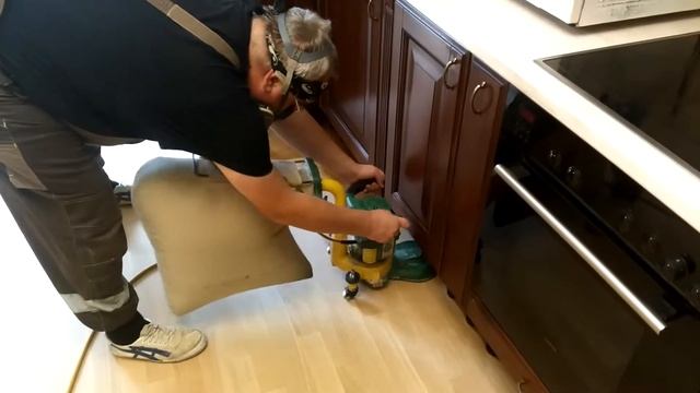 Шлифовка паркета в труднодоступных местах шлифовальной машиной FLIP ( LAGLER Германия). смотреть онлайн