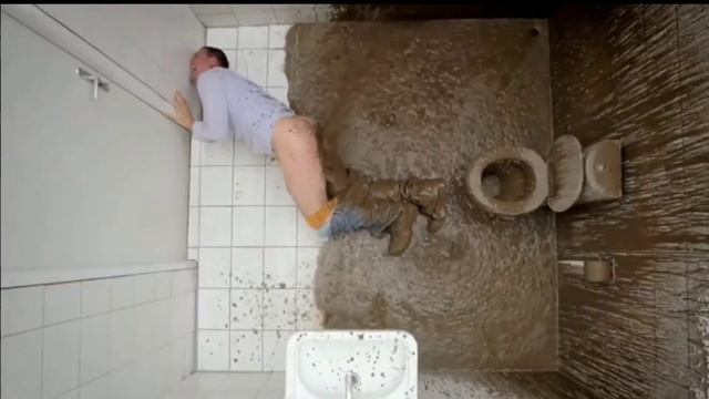 У человека дикая диарея