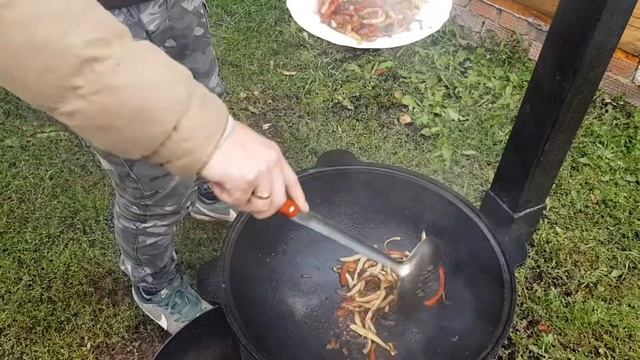 Кальмары фаршированные/острая закуска из кальмаров/рецепт в казане на костре.