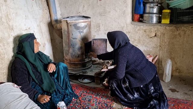 Working to earn money by a nomadic woman and her child смотреть онлайн