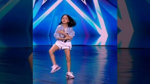 Танцы, 8 лет девочка  ТАЛАНТ красивый танец , жюри  такая маленькая но уже молодец ✊?