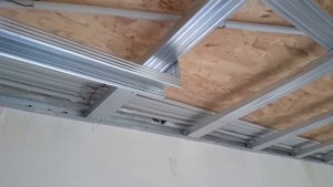 потолок из гипсокартона #16 Двухуровневый каркас по деревянным балкам. Drywall ceiling.
