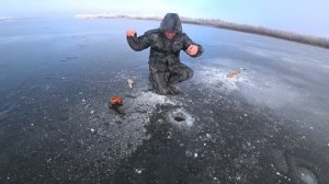Рыбалка в мороз. Ловля Леща на красного червя со льда