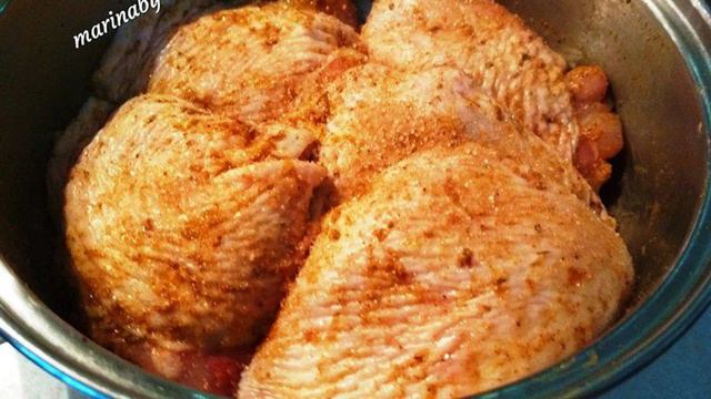 Запеченные куриные бёдрышки с картофелем в пакете