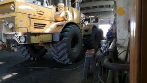 Затаскивают К-701 на ремонт. С причиной, пропало давление в ДВС.