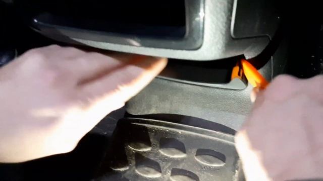 Шкода Карок Белый мишка. Установка двух USB разъёма вместо прикуривателя на заднем ряду.