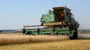 Комбайны ДОН-1500Б на уборке зерновых и К-701 с бочкой