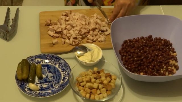 Салат из Фасоли с Сухариками и Куриной грудкой Очень вкусно