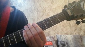 Почему трещат струны при игре на гитаре