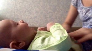 Ребенок 3 месяца, смеется!