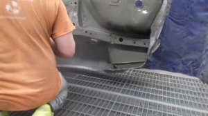 Нанесение кислотного грунта на днище