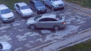 Мужик на парковке. Как развернуться во дворе?