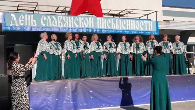 выступление вокального ансамбля "ЛИРА".