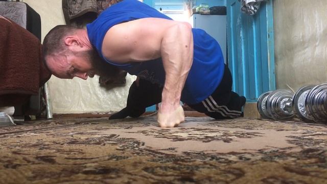 Статическое упражнение на Трицепс ! Но не Обычное!) смотреть онлайн