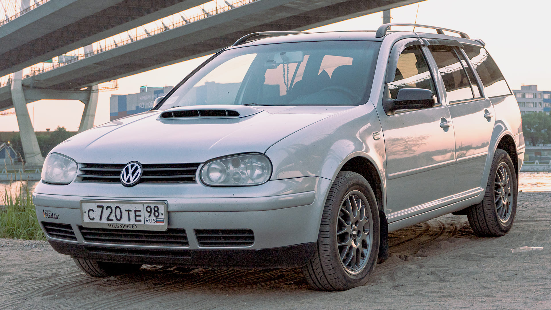 Фольксваген гольф 4 отзывы. Volkswagen Golf 2005 универсал. Volkswagen Golf универсал - почти Пассат. Гольф 4 универсал серый. Фольксваген гольф 4 универсал 2000 серебристая.