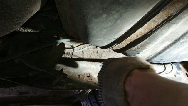 На ТО оборвали трос ручного тормоза Audi 100. Меняем самостоятельно. Ауди 100 замена троса ручника.
