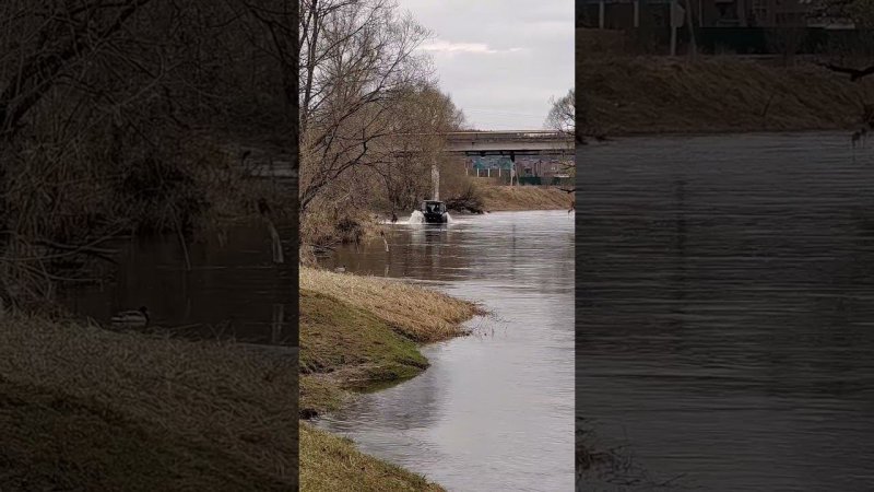 вездеход Архант плывет по реке прямо в городе