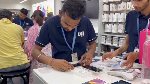 Unboxing i Phone 14 at Unicorn Apple Store ~ Lajpat Nagar | How to Unbox IPhone 14 ? смотреть онлайн
